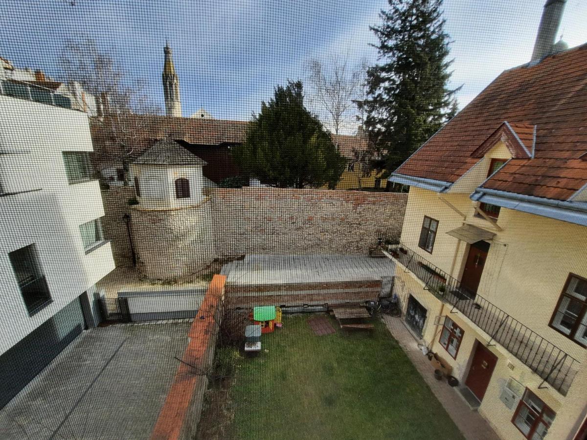 Enjoy 110Qm Apartment Im Historischen Zentrum Sopron Esterno foto